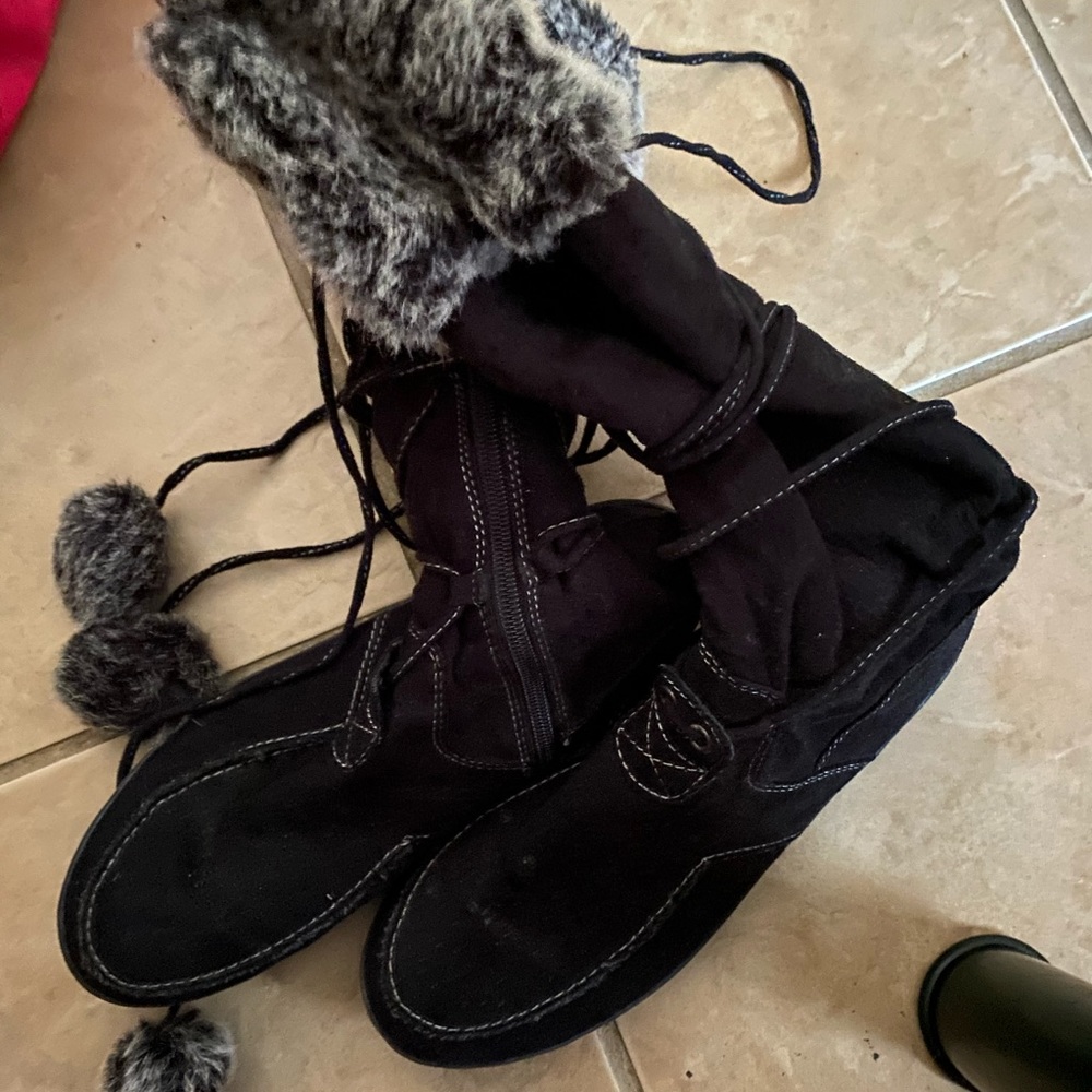 Black and Gray Snowboots
